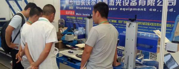 展會(huì)上客戶在了解產(chǎn)品